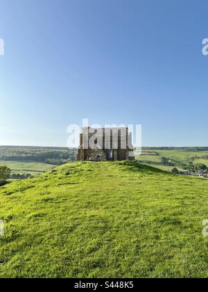 La chapelle Sainte-Catherine à distance contre un ciel bleu clair et sans nuages à Abbotsbury, Dorset, en Angleterre, lors d’une chaude journée d’été Banque D'Images