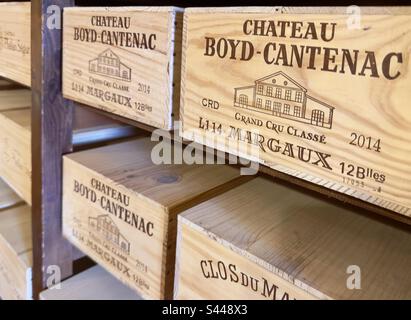 Caisses de vin fin offertes à la vente dans un entrepôt marchand de vin français. Banque D'Images