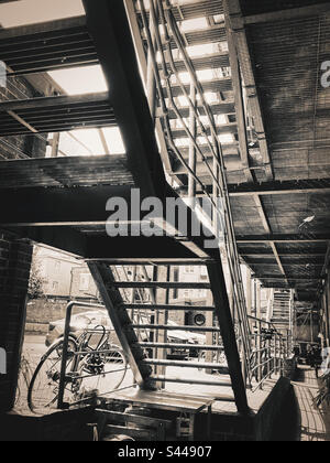 Vue depuis le dessous d'un escalier en métal industriel sur un lieu de travail de Londres Banque D'Images