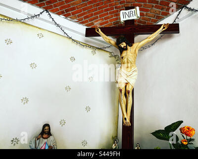 Une image de Jésus Christ crucifié décore un chappel à San Antonio de la Cal, San Miguel Toliman, Queretaro, Mexique Banque D'Images