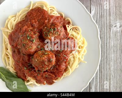 Spaghetti et boulettes de viande sur une assiette blanche vue d'en haut Banque D'Images