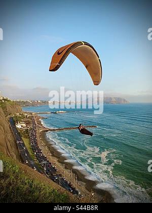 Foto tomada desde el acantilado de Miraflores de la costa verde en Lima Perou, abajo se divisa el circuito de Playas Banque D'Images