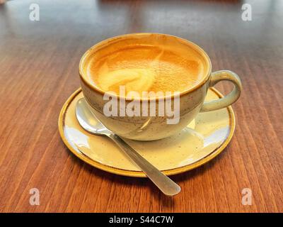 Vue rapprochée d'une tasse de café chaud mousseux. Personne. Banque D'Images