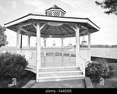 Belvédère le long de l'eau à New Haven, Connecticut, États-Unis. Filtre noir et blanc. Banque D'Images