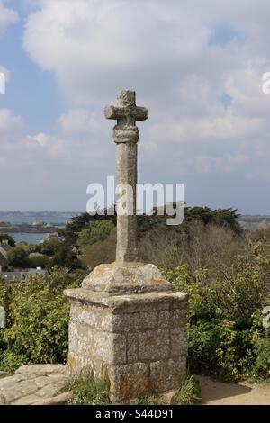 Traverser sur la colline de l'île de Brehat en Bretagne, France Banque D'Images