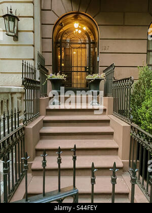 Une porte d'entrée et des marches accueillantes à l'historique grès brun dans le quartier de Murray Hill à Manhattan, 2023, New York City, États-Unis Banque D'Images