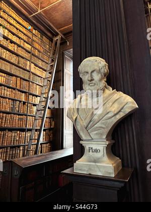 Un buste de Platon dans la longue salle, à la bibliothèque de Trinity College à Dublin, Irlande. Banque D'Images