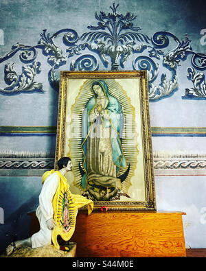 Une sculpture de San Juan Diego agenouillée par une imagination de Nuestra Señora de Guadalupe décore l'église San Pedro à Toliman, dans l'état de Queretaro, au Mexique Banque D'Images