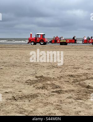 Mai 2023, Mablethorpe, Angleterre, Royaume-Uni: Le train de sable emmène les visiteurs le long de la plage de la populaire station de la côte est Banque D'Images