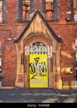 Graffitis sur une porte à volet roulant, lever Street, Manchester. Banque D'Images