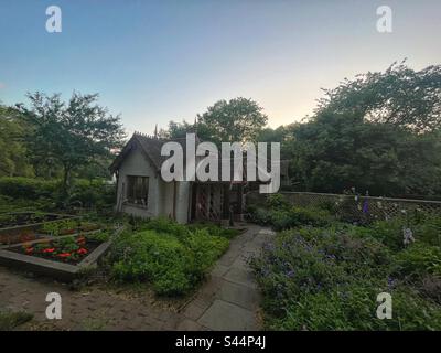 Vue sur le jardin et le bâtiment connu sous le nom de Duck Island Cottage, le pavillon pittoresque qui sert de bureaux du London Historic Parks and Gardens Trust dans St James's Park Banque D'Images