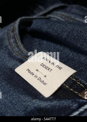 Blue jeans tag né dans le désert, fabriqué à Dubaï Banque D'Images