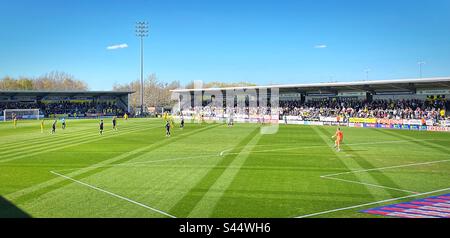 Burton Albion v Barnsley - 7.4.23 - la vue de l'autre bout alors que le match de la Ligue un commence au stade Pirelli. Banque D'Images