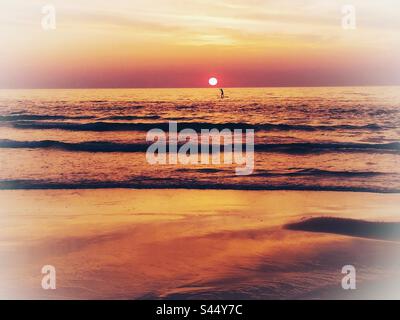 Coucher de soleil sur l'océan. Plage de Milady à Biarritz. Pyrénées Atlantiques, France Banque D'Images