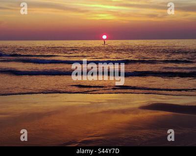 Coucher de soleil sur l'océan. Plage de Milady à Biarritz. Pyrénées Atlantiques, France Banque D'Images