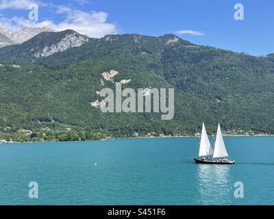 Voilier sur le lac d'Annecy, haute Savoie, France Banque D'Images