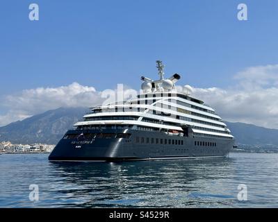 Scenic Eclipse 2, un yacht de croisière de luxe amarré à l'extérieur du port de Puerto Banus en Espagne Banque D'Images