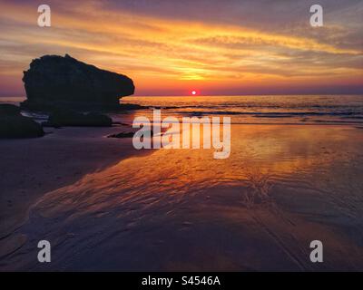 Coucher de soleil sur l'océan à Biarritz. Plage de Milady. Pyrénées Atlantiques, France Banque D'Images