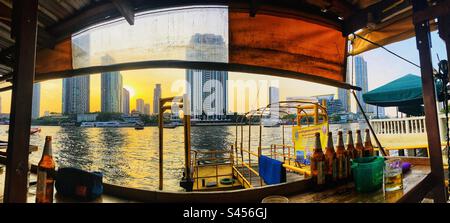 Photo panoramique de la rivière Chao phraya depuis le bar de Bangkok en Thaïlande Banque D'Images