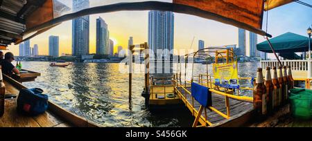 Photo panoramique de la rivière Chao phraya depuis un bar au coucher du soleil à Bangkok Thaïlande Banque D'Images