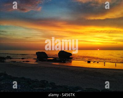 Coucher de soleil sur l'océan. Plage de Milady à Biarritz. Pyrénées Atlantiques, France Banque D'Images