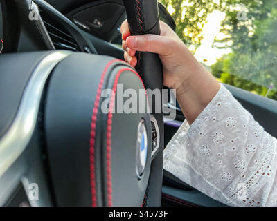 Conduite d'une BMW avec un gros plan du volant M sport Banque D'Images