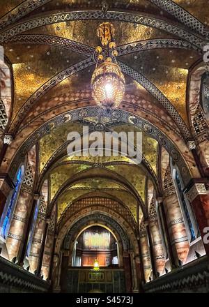 Fitzrovia Chapelle plafond voûté orné et éclairage donnant sur l'allée de l'orgue Banque D'Images