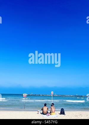 Une matinée tranquille sur la plage de tel-Aviv, Israël. Banque D'Images