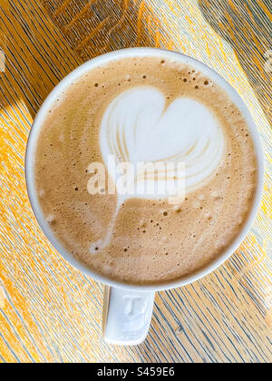 Mug de latte avec l'art de l'amour Banque D'Images