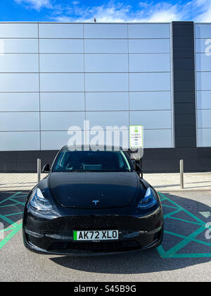 Recharge de véhicule électrique Tesla Model y noire Banque D'Images