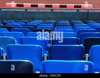Abstract IF chaises bleues à Alexander Stadium, Birmingham Banque D'Images