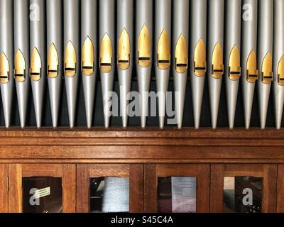 Les tuyaux d'un vieil orgue d'église avec espace de copie Banque D'Images