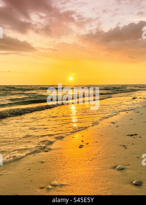 Coucher de soleil sur Longboat Key, Floride Banque D'Images