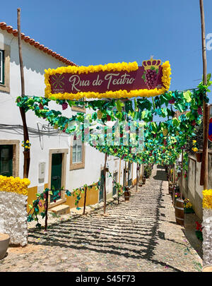 Rues décorées avec des fleurs en papier et des expositions pour Festa dos Tabuleiros à Tomar, Portugal 2023 Banque D'Images