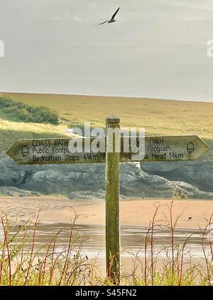 Panneau de signalisation du chemin côtier sud-ouest à Treyarnon Bay, nord des Cornouailles, Angleterre Banque D'Images