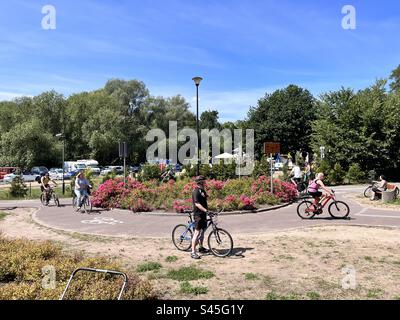 Piste cyclable rond-point dans le parc à Brzezno Beach, Gdansk, Pologne Banque D'Images