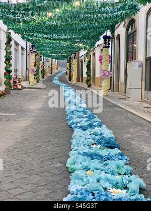 Rues décorées avec des fleurs en papier et des expositions pour Festa dos Tabuleiros à Tomar, Portugal 2023 Banque D'Images