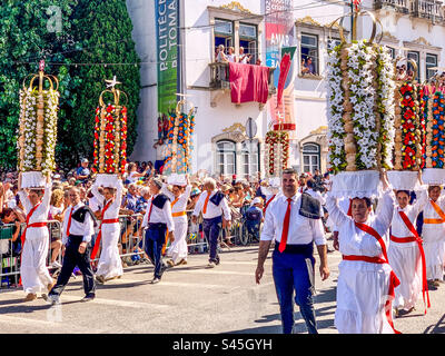 Le Cortejo dos Tabuleiros pour Festa dos Tabuleiros à Tomar, Portugal 2023. Banque D'Images