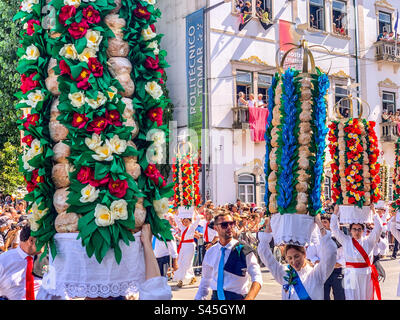 Le Cortejo dos Tabuleiros pour Festa dos Tabuleiros à Tomar, Portugal 2023. Banque D'Images