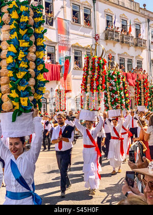 Le Cortejo dos Tabuleiros pour Festa dos Tabuleiros à Tomar, Portugal 2023 Banque D'Images