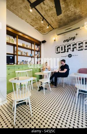 Un couple socialisant à la boulangerie américaine Nola et café sur la rue Dizengoff à tel-Aviv, Israël. Banque D'Images