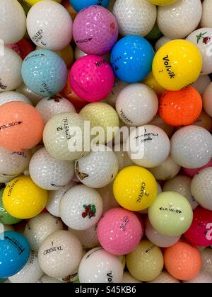 Une collection de centaines de balles de golf colorées. Banque D'Images