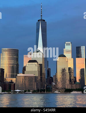 Coucher de soleil reflété dans les gratte-ciel de Lower Manhattan, New York, New York, États-Unis Banque D'Images
