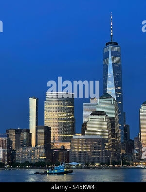 Vue en début de soirée du One World Trade Center et d'autres bâtiments du Lower Manhattan, New York, New York, États-Unis Banque D'Images