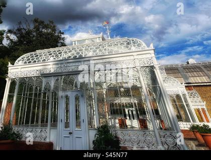 Horniman Museum possède un conservatoire construit en 1894 par la firme de Glasgow, MacFarlane’s, en Écosse, à l’époque un leader mondial de la ferronnerie architecturale. Banque D'Images