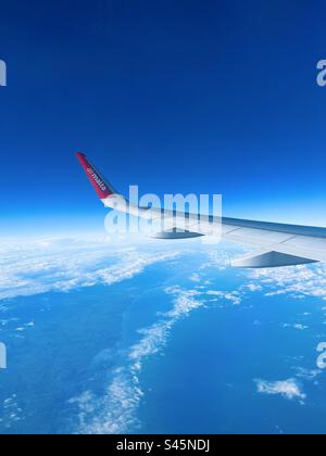 Assis dans l'avion Air Malta quelque part entre la France et l'Angleterre Banque D'Images