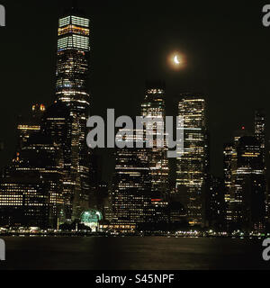 Mai 2023, une vue nocturne des gratte-ciel de Manhattan, New York, New York, États-Unis Banque D'Images
