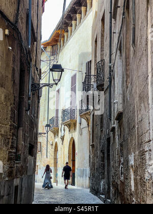 Jeune couple marchant dans une ancienne rue à Palma Mallorca dans les îles Baléares Banque D'Images