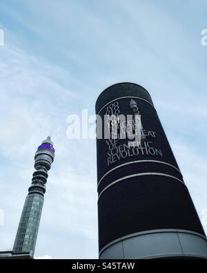 Bureau de poste ou BT Tower à Londres avec le développement de 101 Cleveland Street qui a des illustrations de citation "White Heat" - références au célèbre discours du Premier ministre Harold Wilson sur la technologie dans les années soixante Banque D'Images