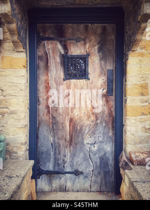 Une photographie d'une vieille porte en bois d'un très vieux pub en Angleterre Banque D'Images